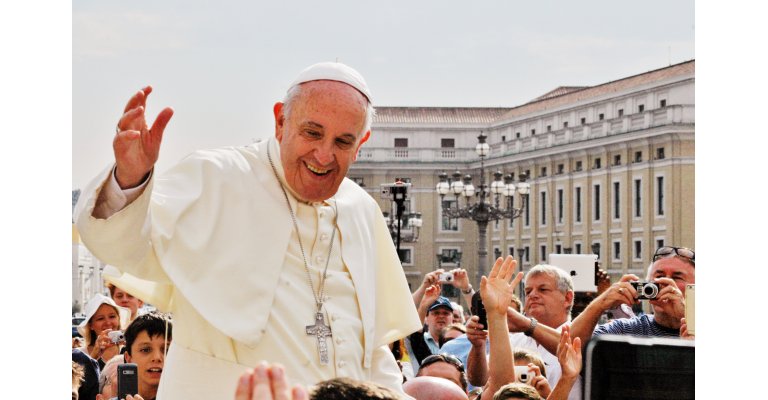 Papst Franziskus auf dem Petersplatz in Rom (c) Christine Limmer In: Pfarrbriefservice