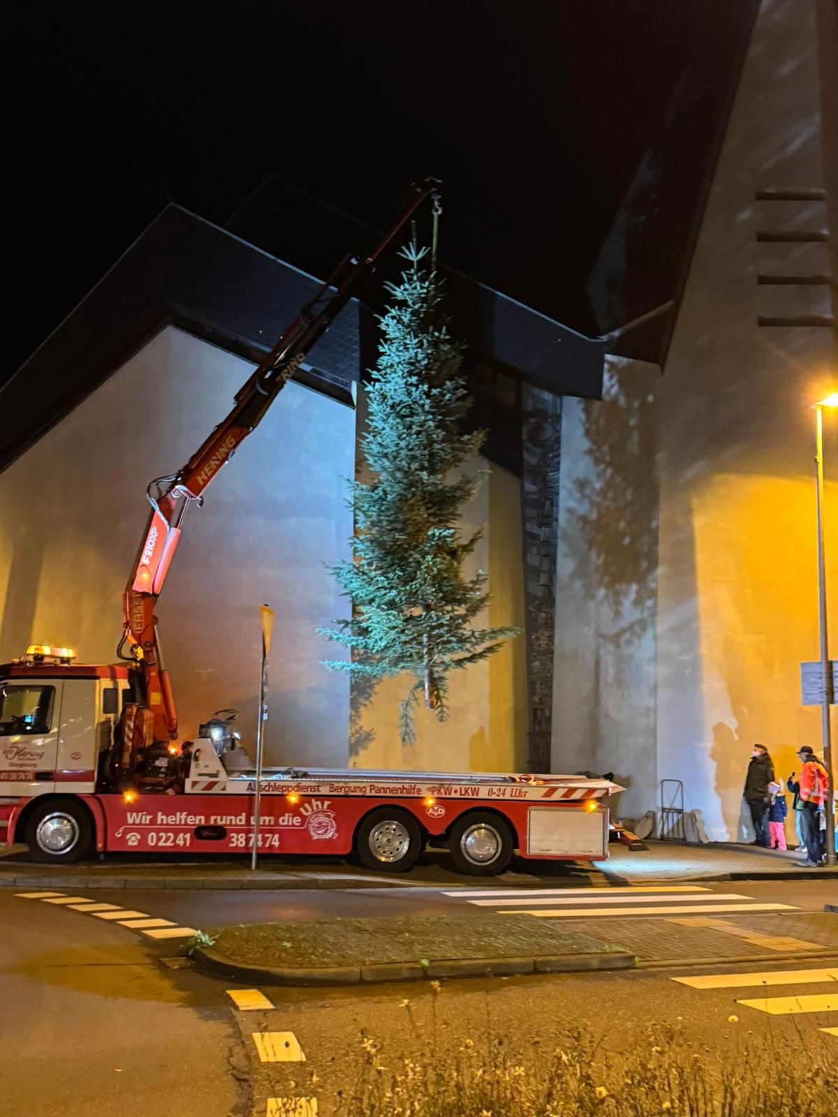 Fa. Dolezych justiert den Baum (c) Beate Hoffsümmer