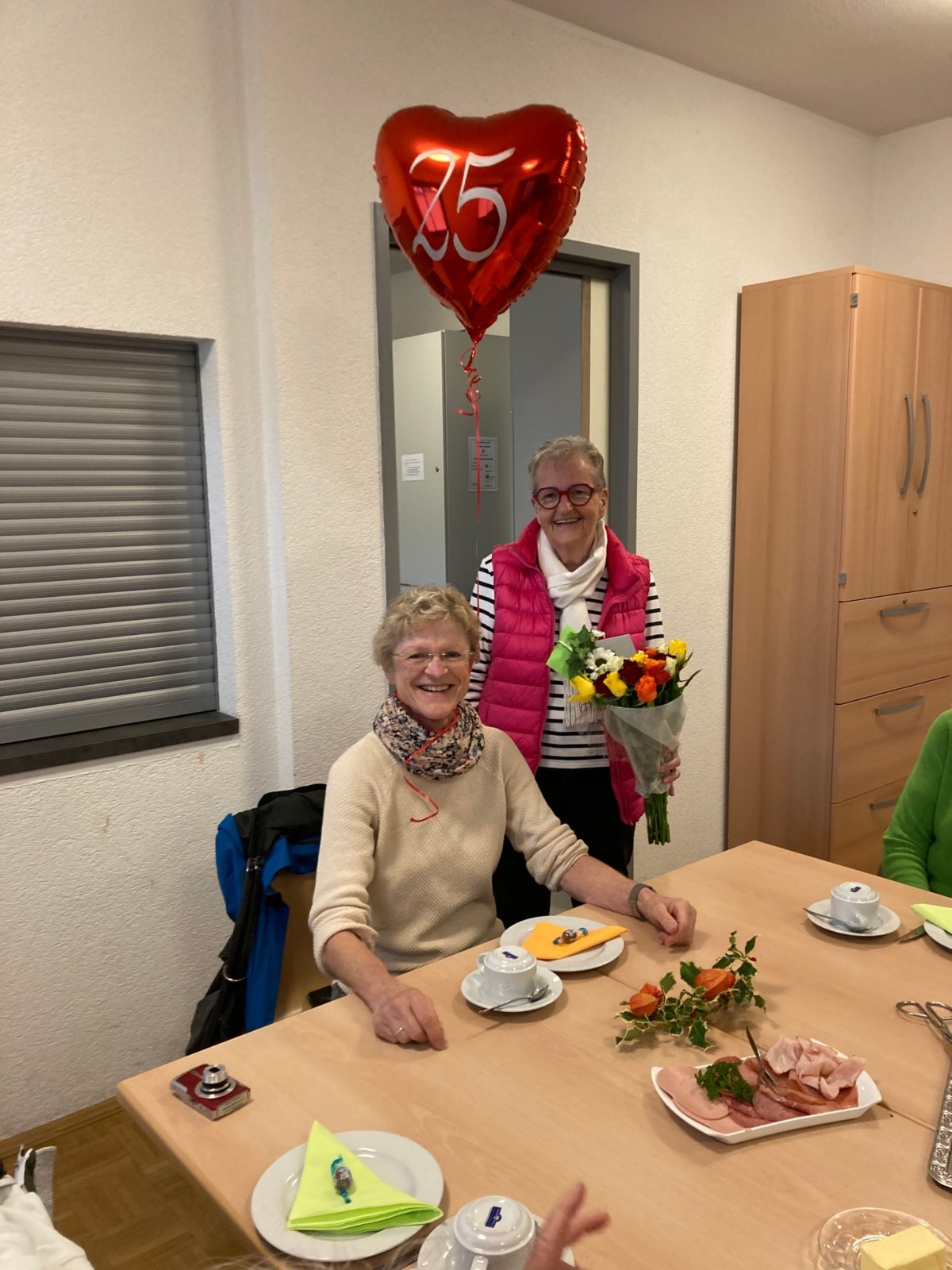 Marlene Jacobs dankt Angelika Giegerich Gymnastikgruppe Kaldauen (c) Ulrich Tondar