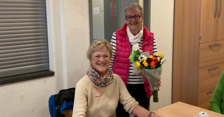 Marlene Jacobs dankt Angelika Giegerich Gymnastikgruppe Kaldauen (c) Ulrich Tondar