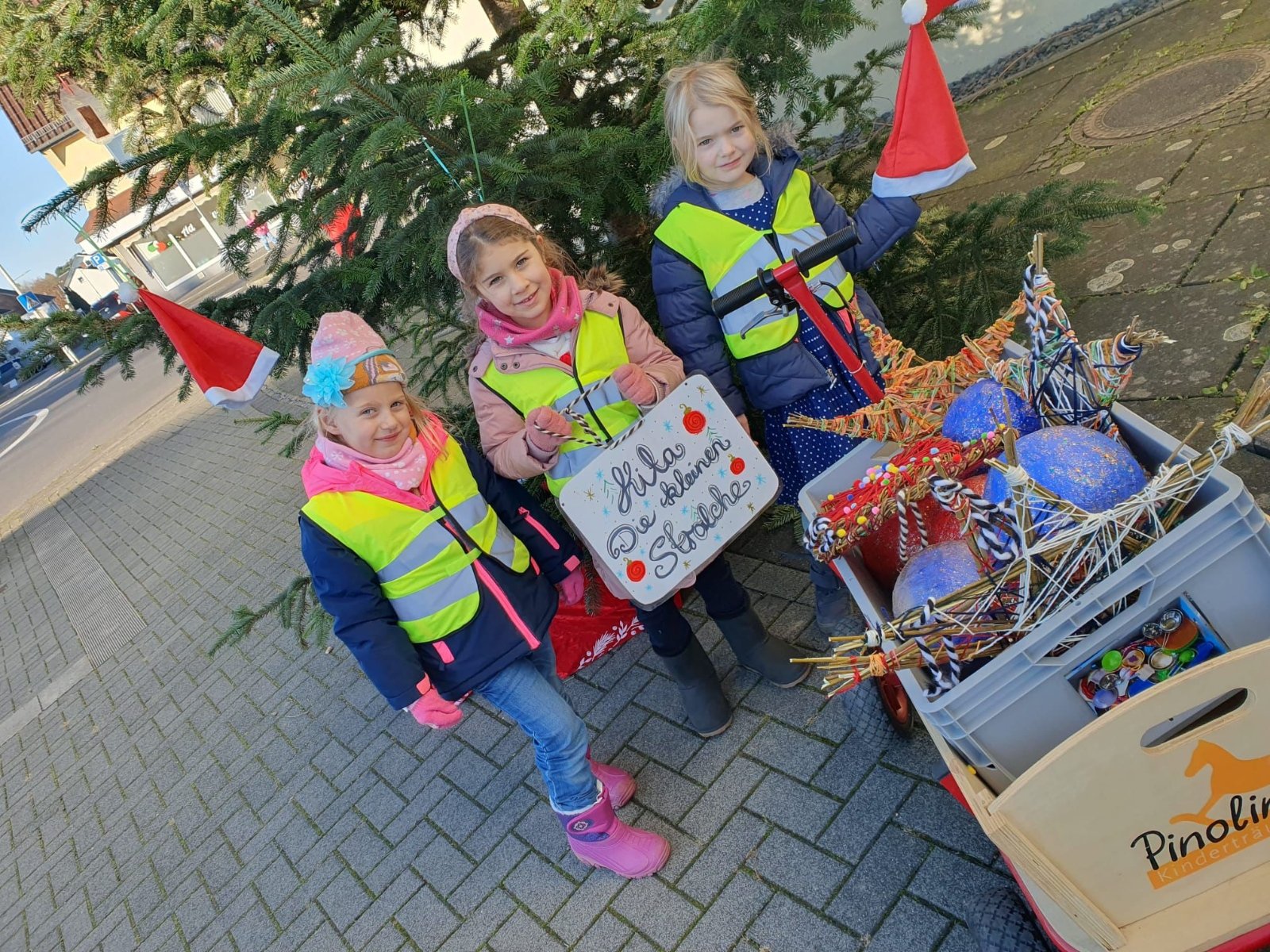 Kita-Kinder mit Baumschmuck (c) Beate Hoffsümmer